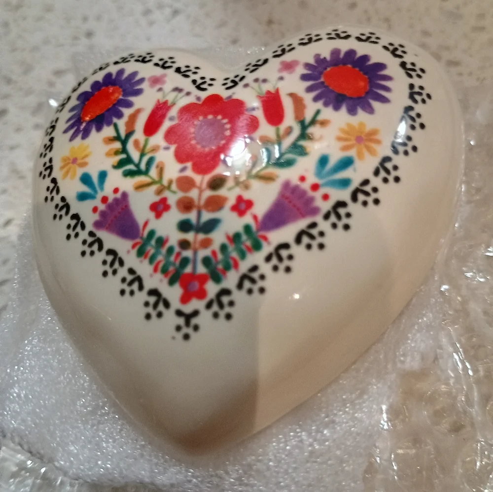 NWT Adorable Natural Life Ceramic Heart Trinket Box